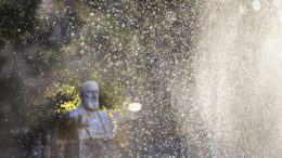 Büste von Eduard Suess vor dem Hochstrahlbrunnen, der Teil der I. Wiener Hochquellenleitung am Schwarzenbergplatz in Wien ist. Foto © Lois Lammerhuber/Edition Lammerhuber