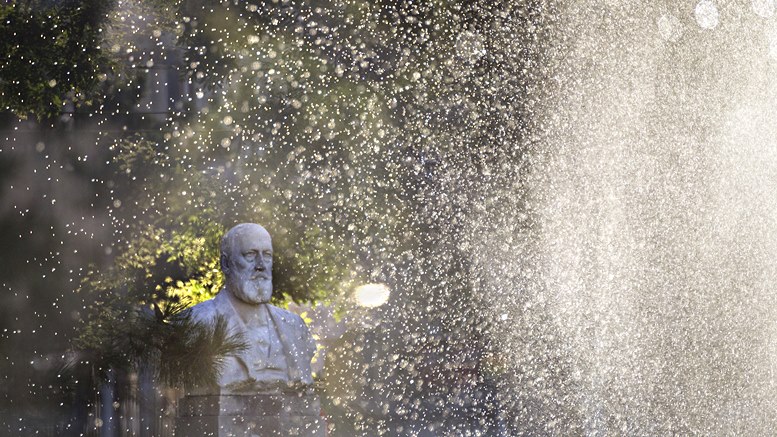 Büste von Eduard Suess vor dem Hochstrahlbrunnen, der Teil der I. Wiener Hochquellenleitung am Schwarzenbergplatz in Wien ist. Foto © Lois Lammerhuber/Edition Lammerhuber