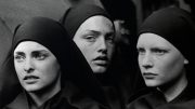 Peter Lindbergh, Untold Stories, Buchcover (Ausschnitt): Michaela Bercu, Linda Evangelista & Kirsten Owen, Pont-à-Mousson, 1988, © Peter Lindbergh (Courtesy Peter Lindbergh, Paris)