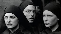Peter Lindbergh, Untold Stories, Buchcover (Ausschnitt): Michaela Bercu, Linda Evangelista & Kirsten Owen, Pont-à-Mousson, 1988, © Peter Lindbergh (Courtesy Peter Lindbergh, Paris)
