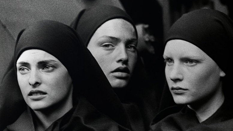 Peter Lindbergh, Untold Stories, Buchcover (Ausschnitt): Michaela Bercu, Linda Evangelista & Kirsten Owen, Pont-à-Mousson, 1988, © Peter Lindbergh (Courtesy Peter Lindbergh, Paris)