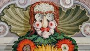 Ausschnitt aus dem Buchcover mit einem Detail aus der Kunst- und Naturalienkammer der Franckeschen Stiftungen in Halle: Die Bekrönung eines zweiflügeligen Schranks, der Land- und Meerespflanzen gewidmet ist, ziert eine Blumengirlande mit einem Gesicht darüber, das nach der Manier Giuseppe Arcimboldos aus verschiedenen Pflanzenteilen zusammengesetzt ist. © Massimo Listri