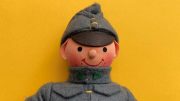 Der Soldat Švejk als Souvenirpuppe. Foto: B. Denscher