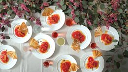Pampelmusen mit Pinienkernen, garniert mit einem Knusperfächer. Detail aus einem Dinner von Coco Chanel. Abb. aus dem Buch „Legendäre Dinner“, © Antonina Gern photography.