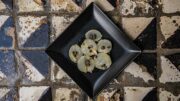 Der Zwiebel-Kapern-Salat mit Kreuzkümmel gehört zu einer Besonderheit der tunesischen Küche, den kleinen, meist kalt servierten Amuse-Bouches